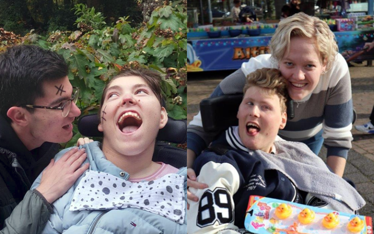 Twee vrijwilligers maken plezier tijdens het vakantieproject met de cliënten, er wordt gelachen.
