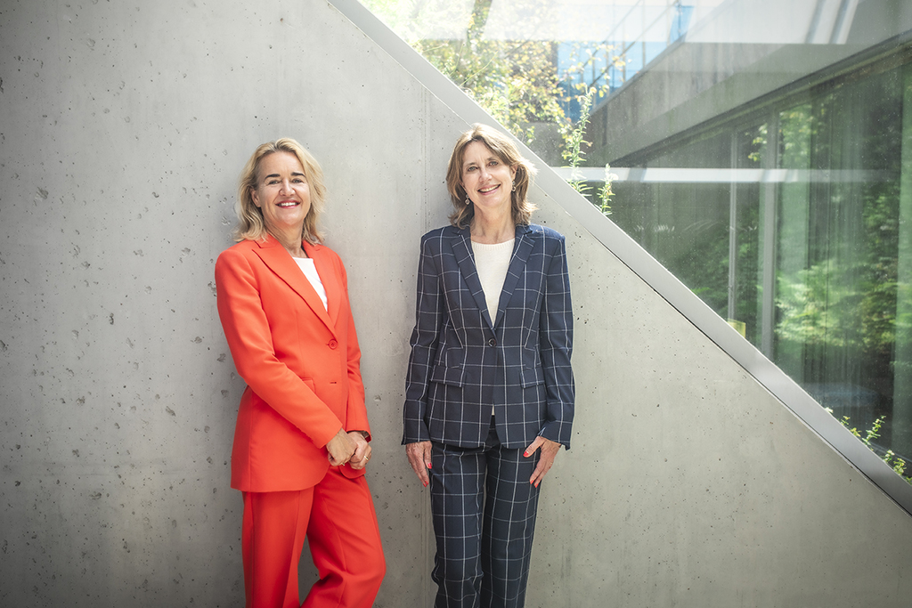 De raad van bestuur, Margreeth en Annelies poseren voor een betonnen muur in het Visio hoofd gebouw