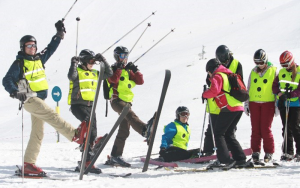Skimaatje -Begeleidt leerlongen van Visio in de sneeuw.